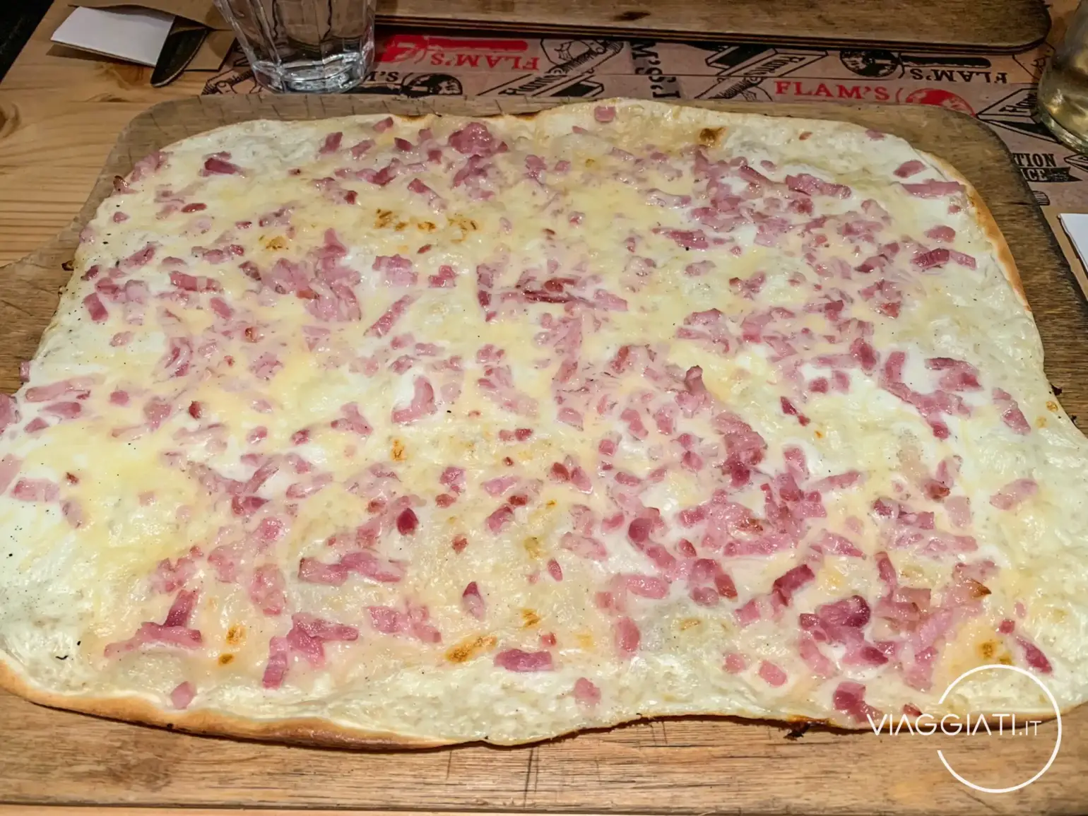 Assaggiare la tarte flambée, una delle cose da fare in Alsazia