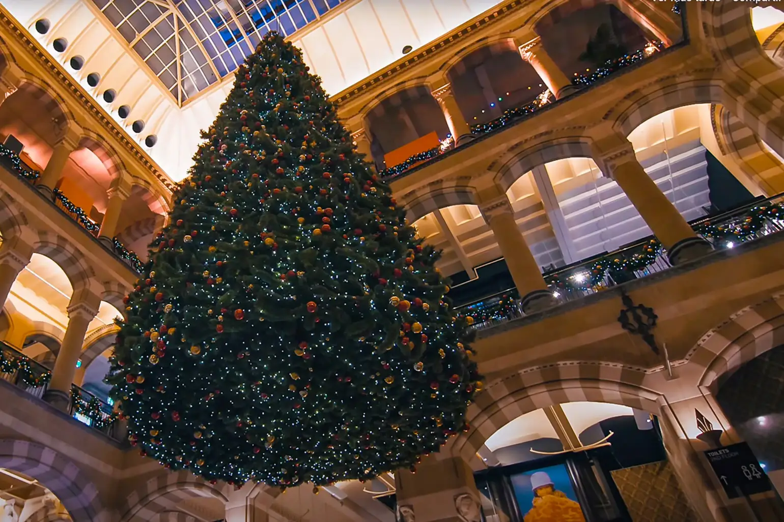 Albero di Natale del centro commerciale Magna Plaza