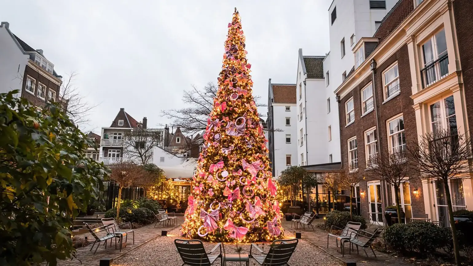 Albero di Natale nel giardino dell'hotel Pulitzer
