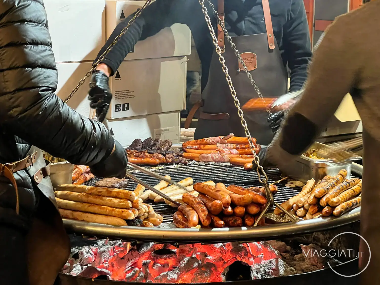 Salsicce alla griglia nei mercatini di Natale di Amsterdam