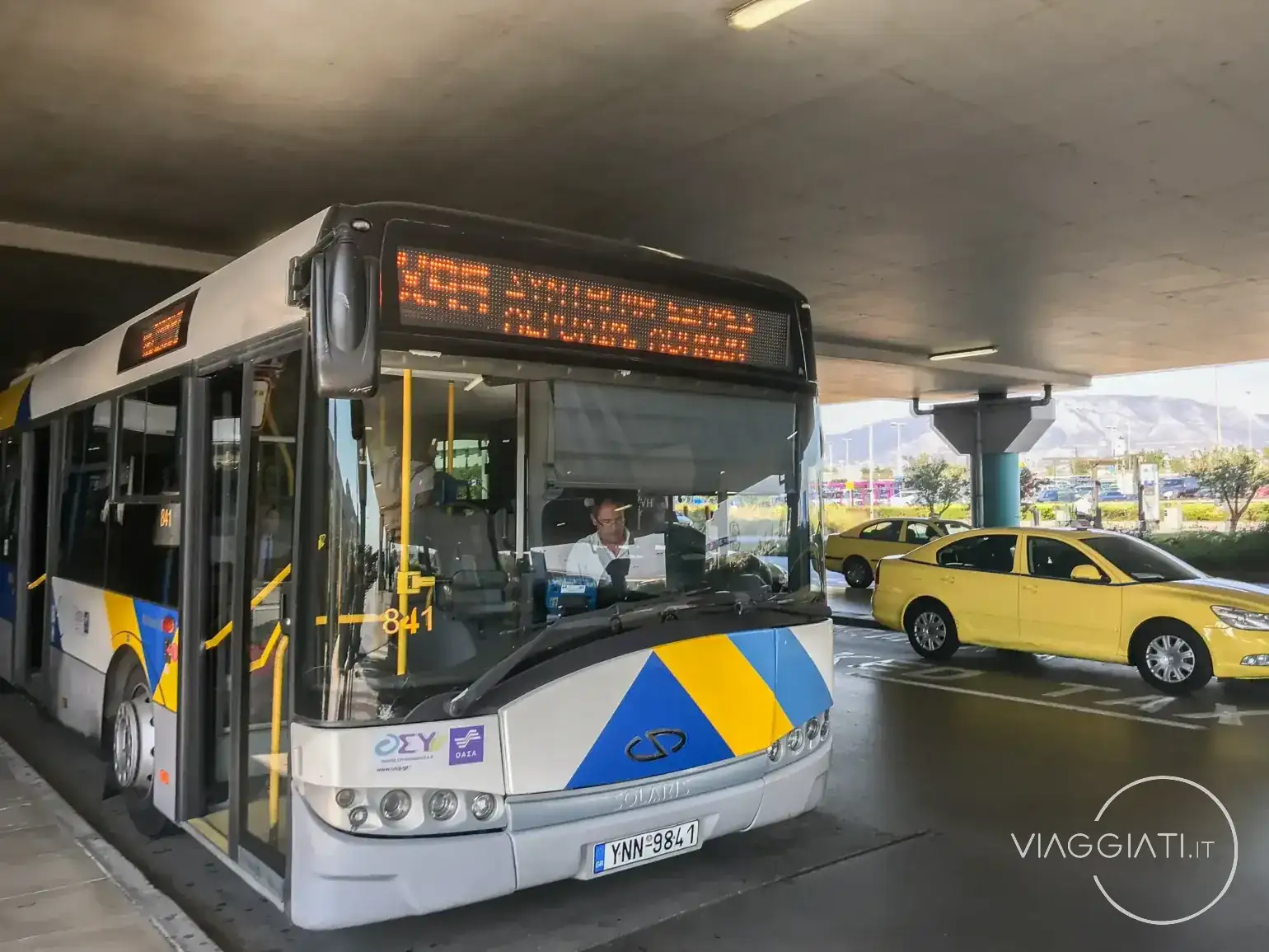 Come arrivare dall'aeroporto di Atene al centro in autobus