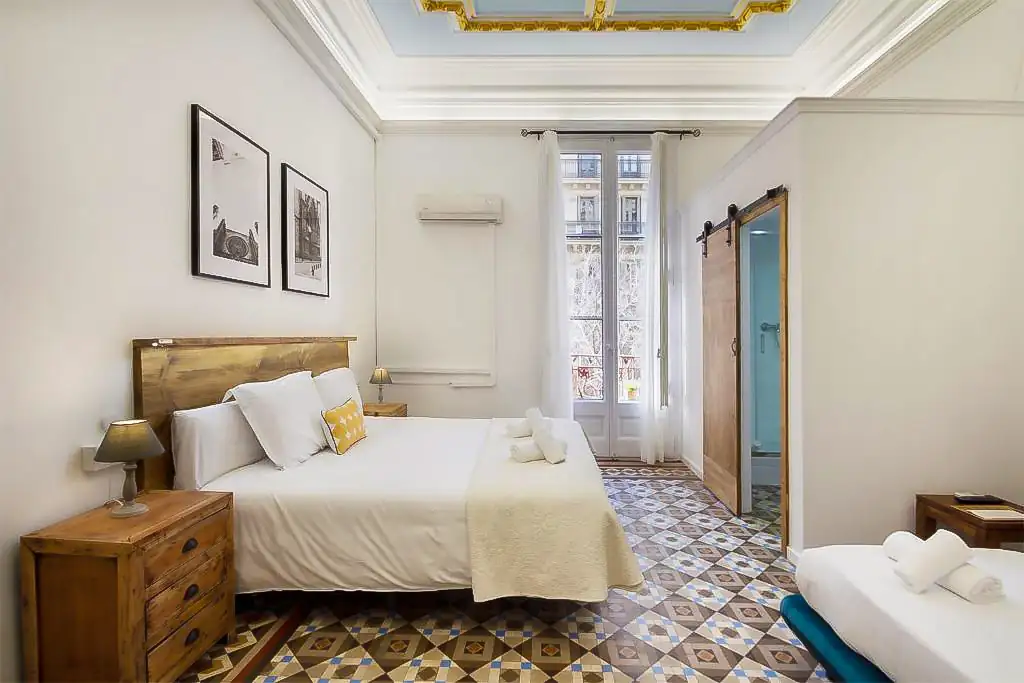 Alloggio economico a Barcellona | Hostal Girona, vicino all'Arc de Triomf