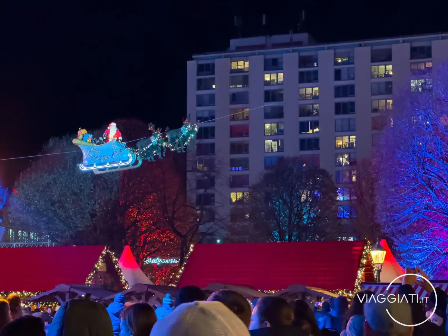 Babbo Natale sulla slitta nel mercatino di Natale del Municipio di Berlino