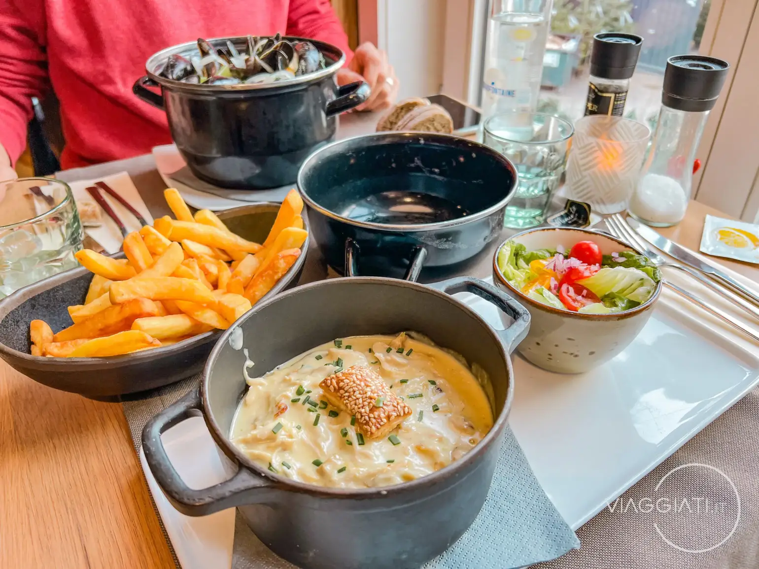 Ristorante Poules Moules con vista su piazza Simon Stevinplein