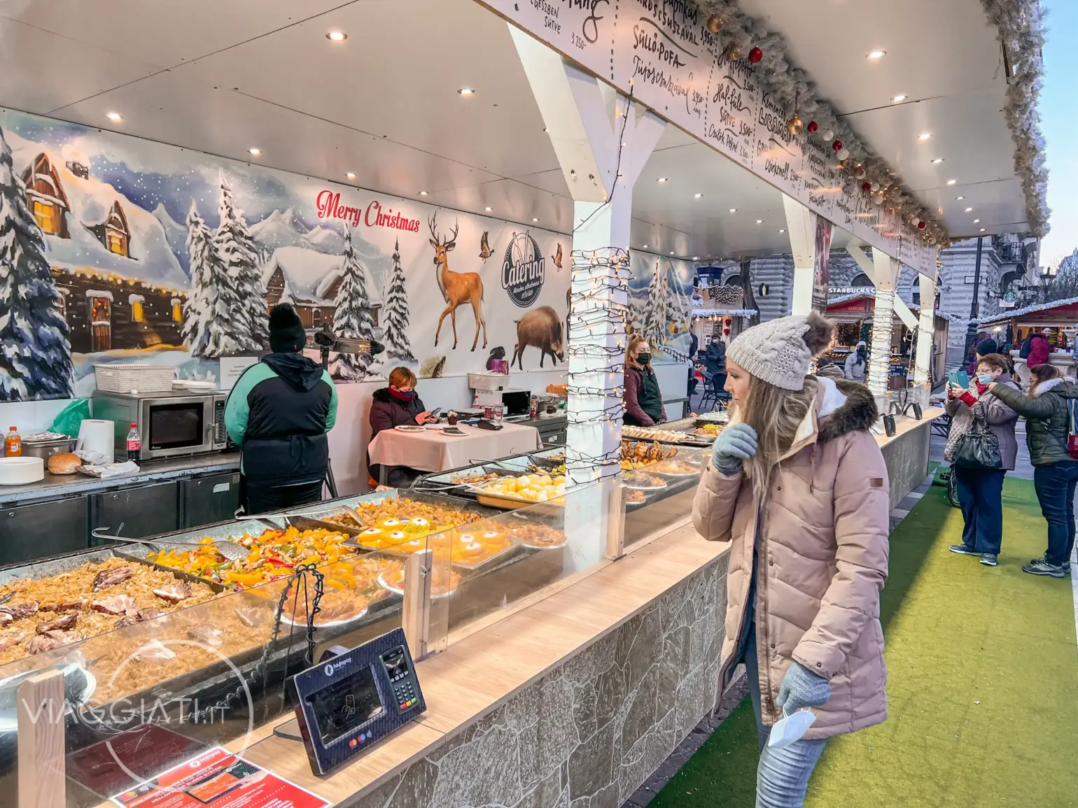 Stand gastronomici nel mercatino di Natale di piazza Vörösmarty