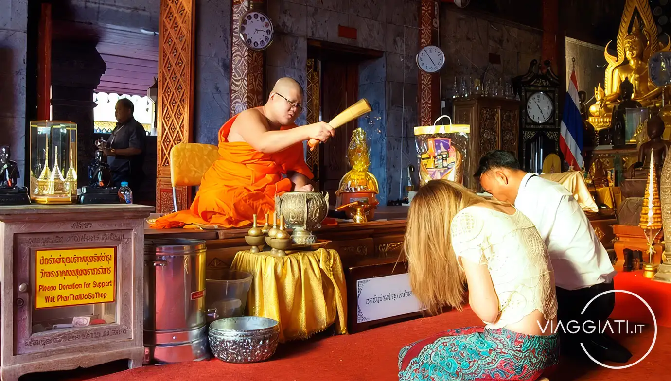 Cosa fare a Chiang Mai: benedizione di un monaco Wat Phra That Doi Suthep