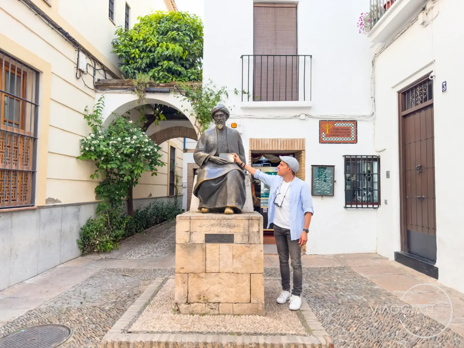 Plaza e statua di Maimónides a Cordova