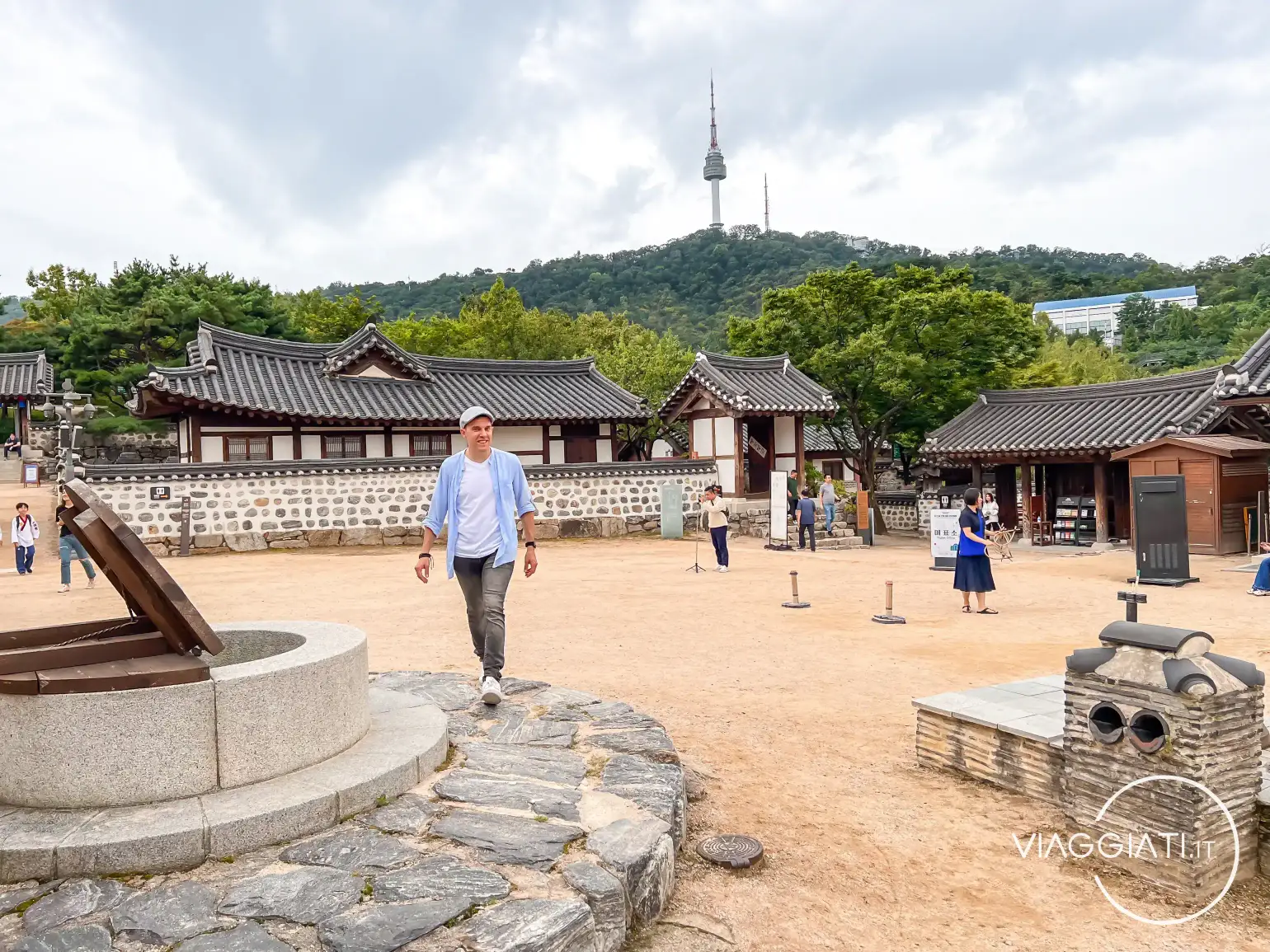 Namsangol Hanok Village con la N Seoul Tower sullo sfondo