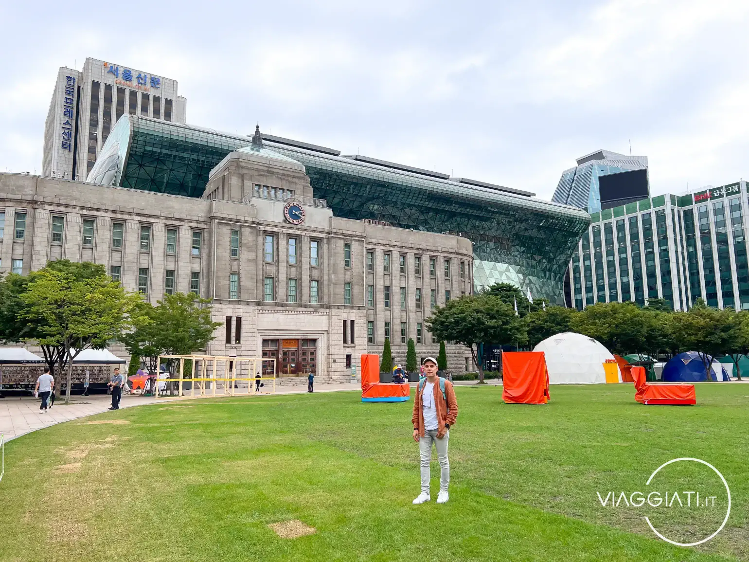 Seoul Plaza con il municipio vetrato sullo sfondo