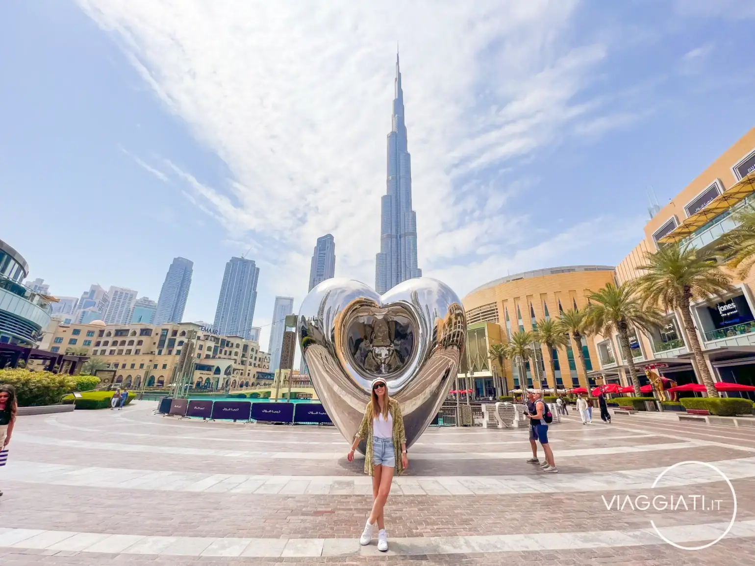 Scultura "Love Me" al Dubai Mall