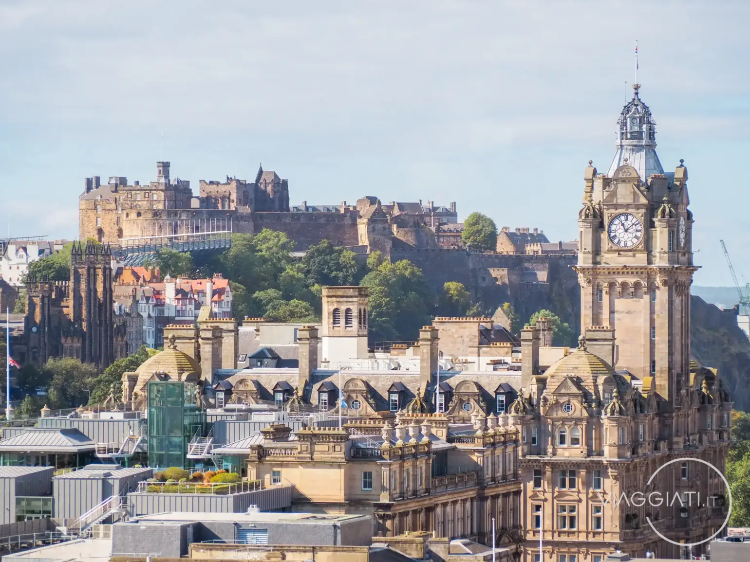 Torre dell'orologio del Balmoral Hotel vista da Calton Hill