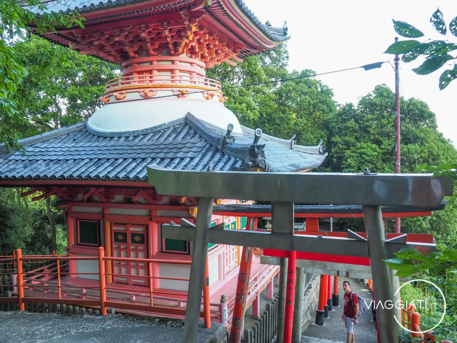 Passeggiando nel complesso del tempio, con diverse pagode ed edifici