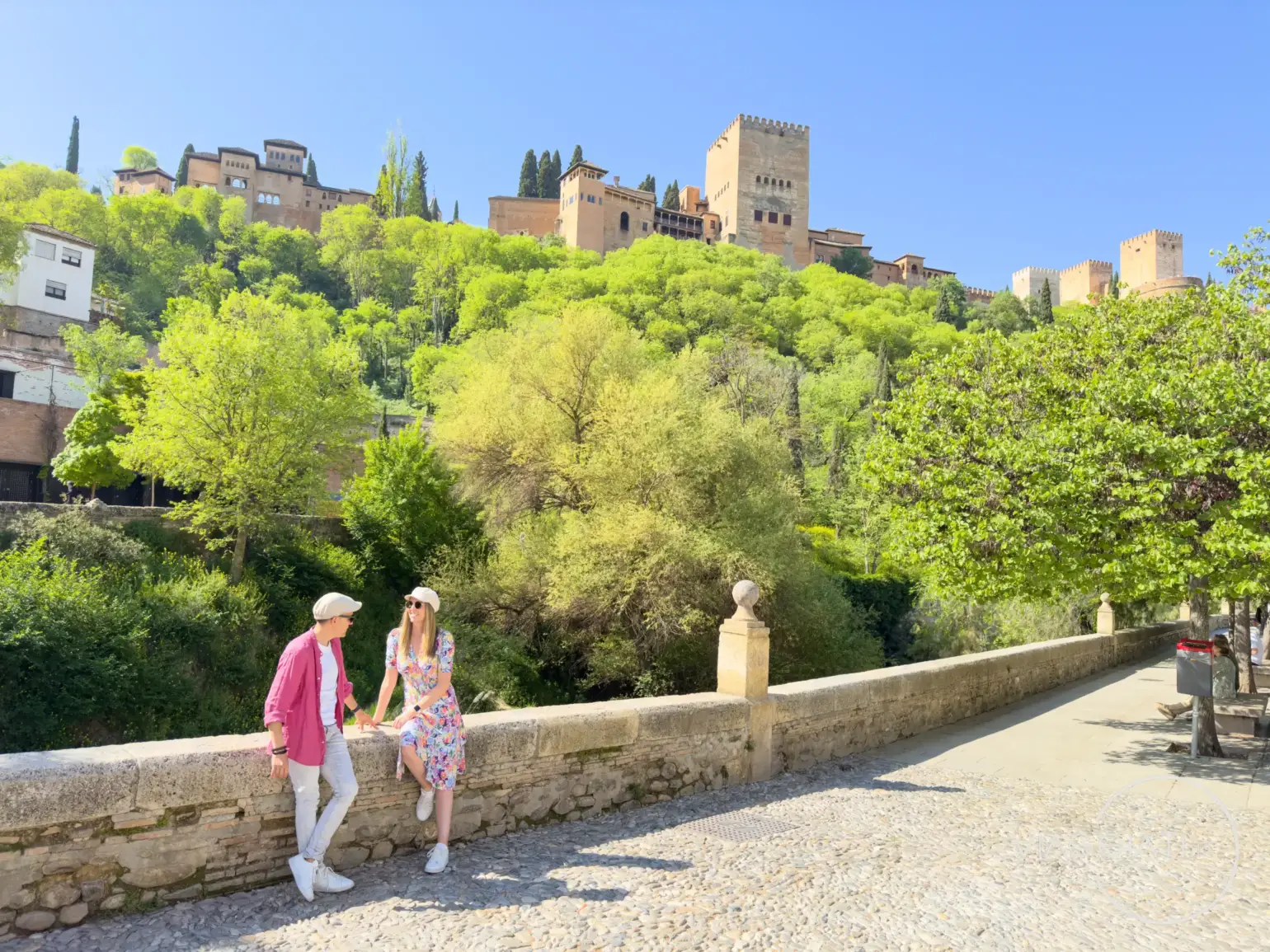Paseo de los Tristes con una bella vista sull'Alhambra