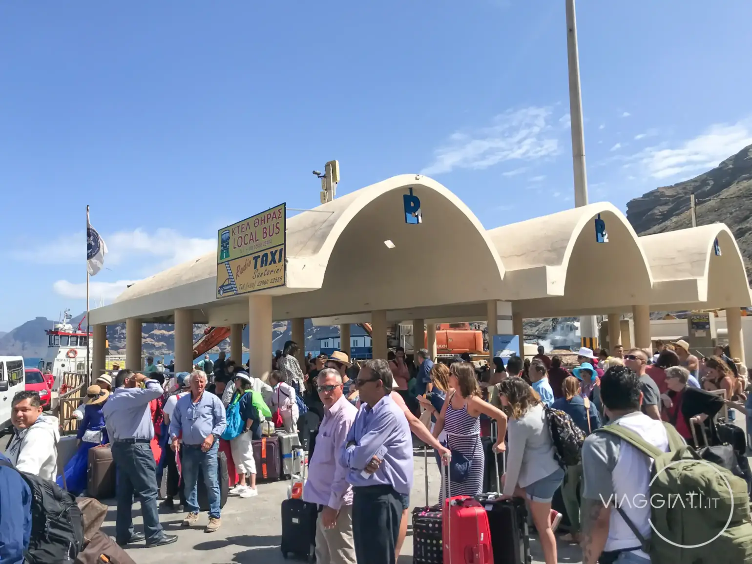Come muoversi a Santorini in autobus | Fermata degli autobus locali al porto