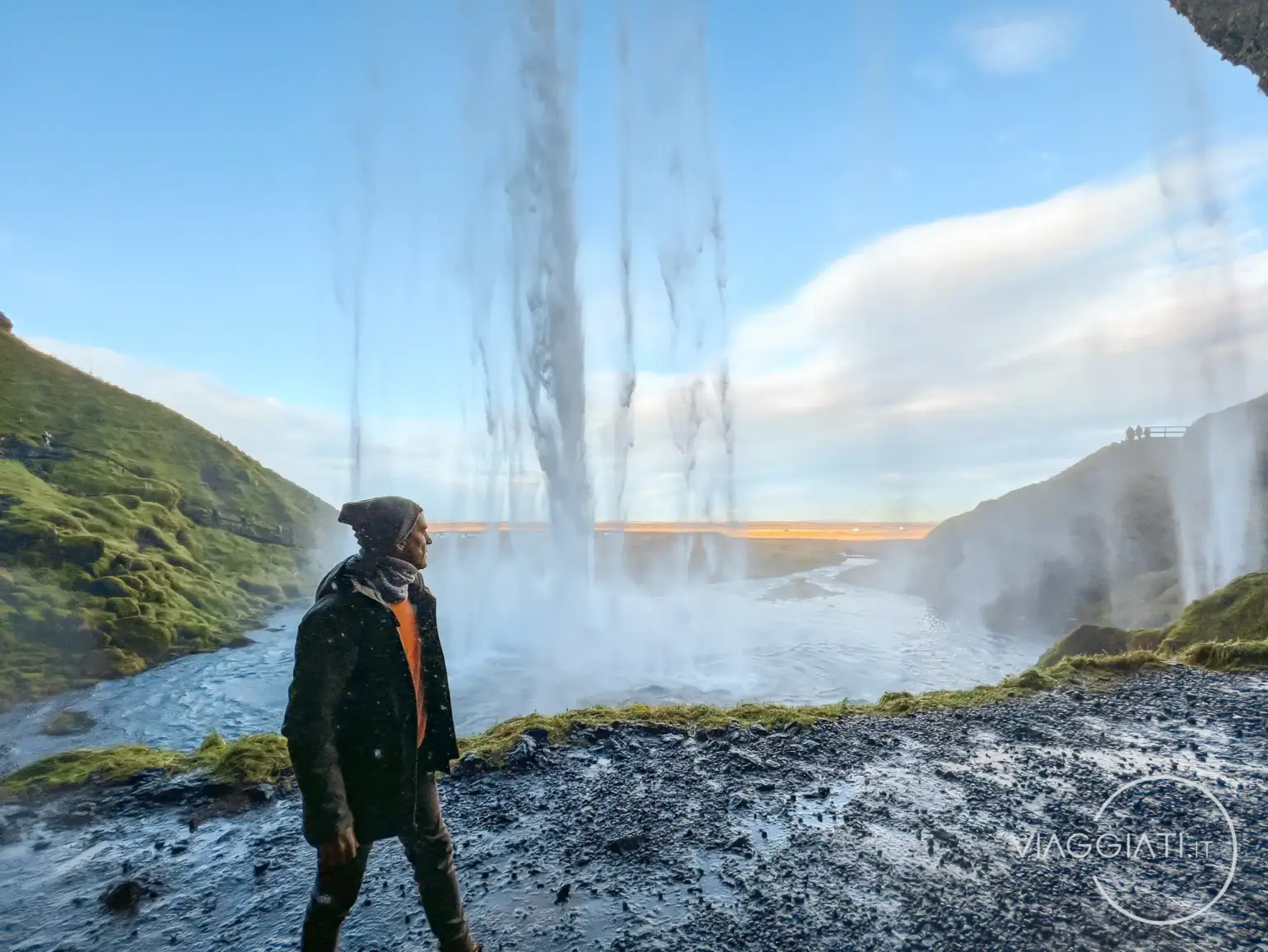 Cascata Seljalandsfoss da dietro | Islanda