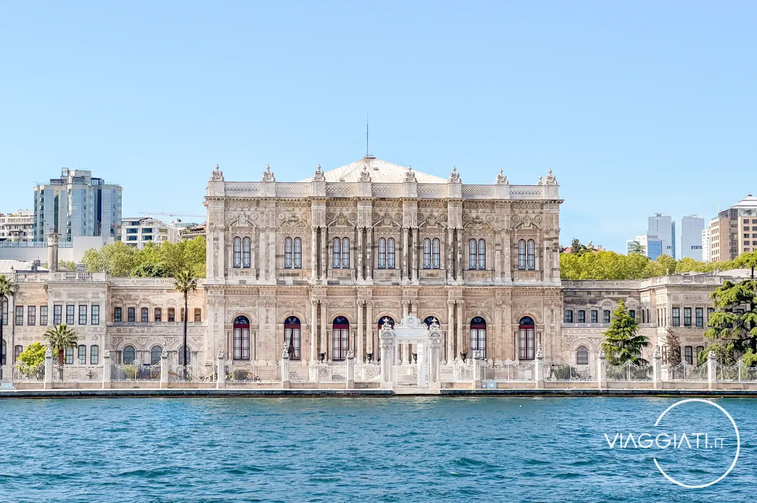 Palazzo Dolmabahçe visto dal Bosforo