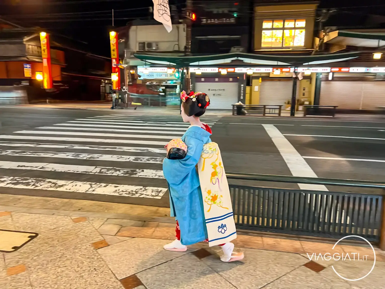 Geisha vicino alla strada Hanamiko-ji a Kyoto