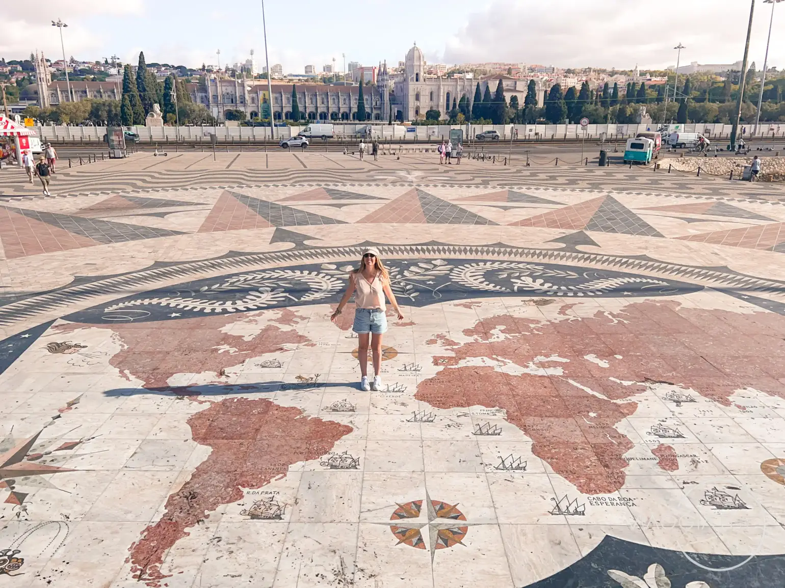 Planisfero davanti al Padrão dos Descobrimentos