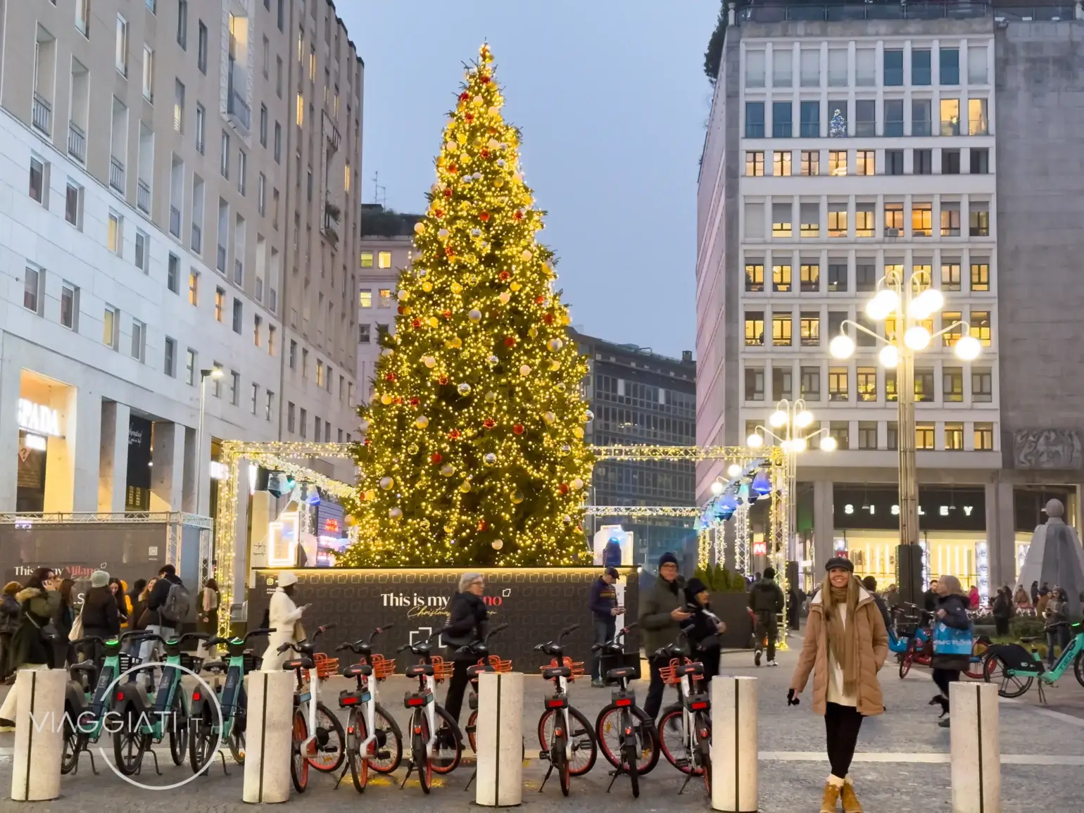 Albero di Natale di Piazza San Babila | Milano