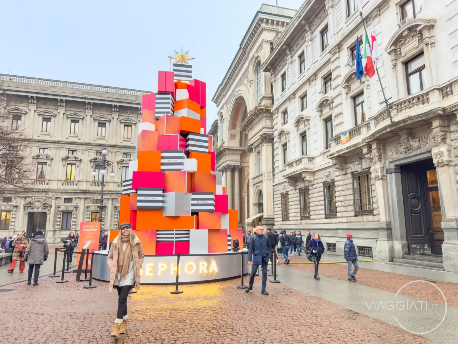 "Albero di Natale" nella piazza del Teatro alla Scala sponsorizzato da Sephora