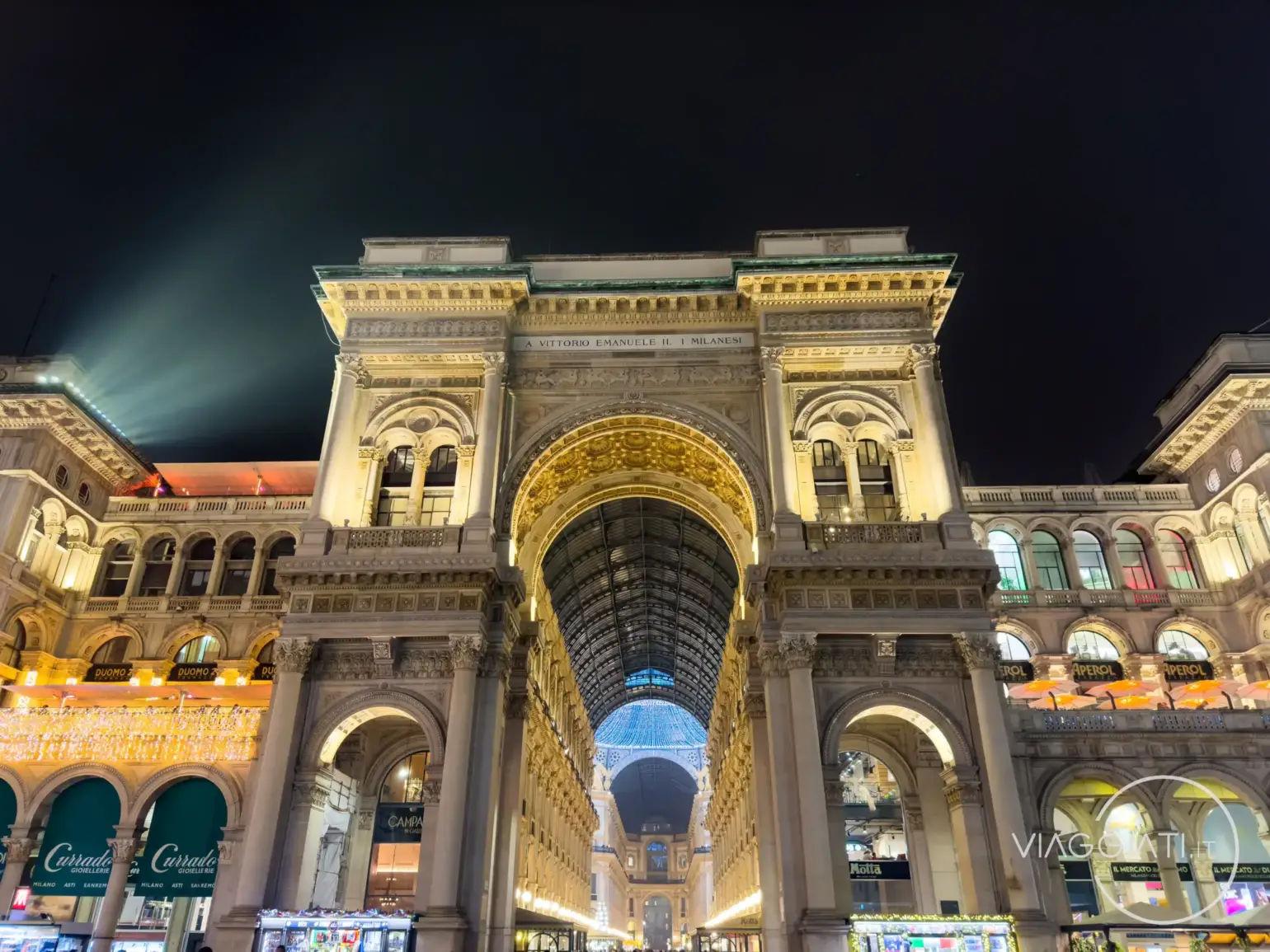 Ingresso della Galleria Vittorio Emanuele II illuminato a Natale