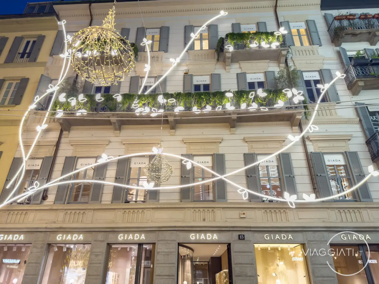 Luminarie natalizie nel Quadrilatero della Moda di Milano