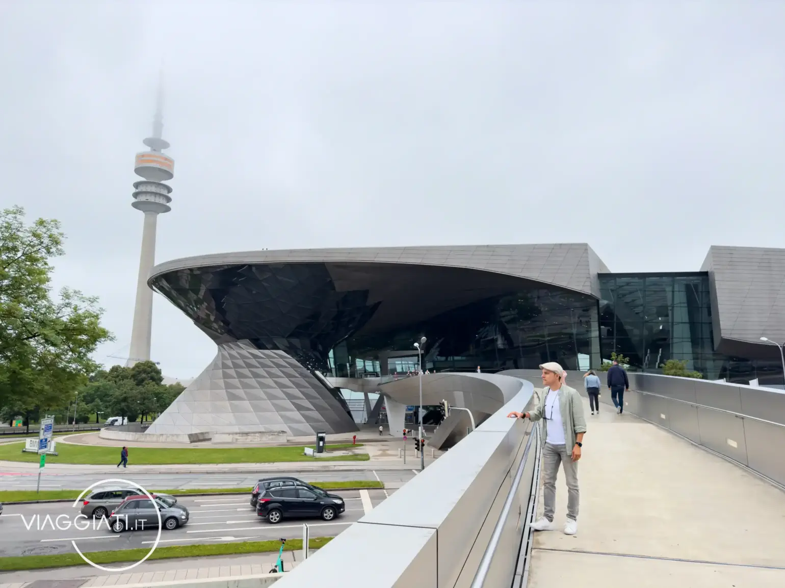 Sullo sfondo si vede la Torre Olimpica