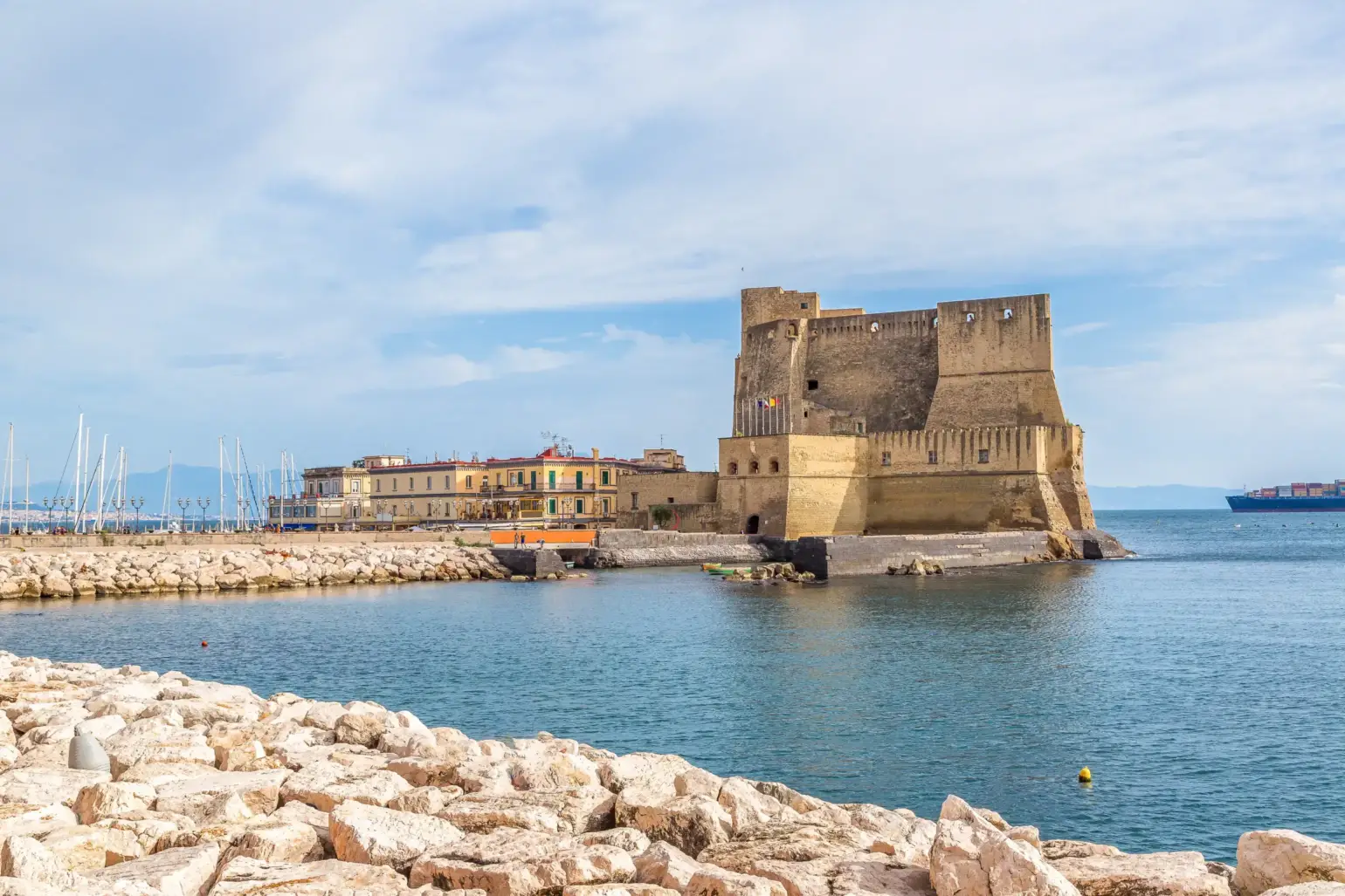 Castel dell'Ovo | Chiaia, la zona più elegante dove dormire a Napoli