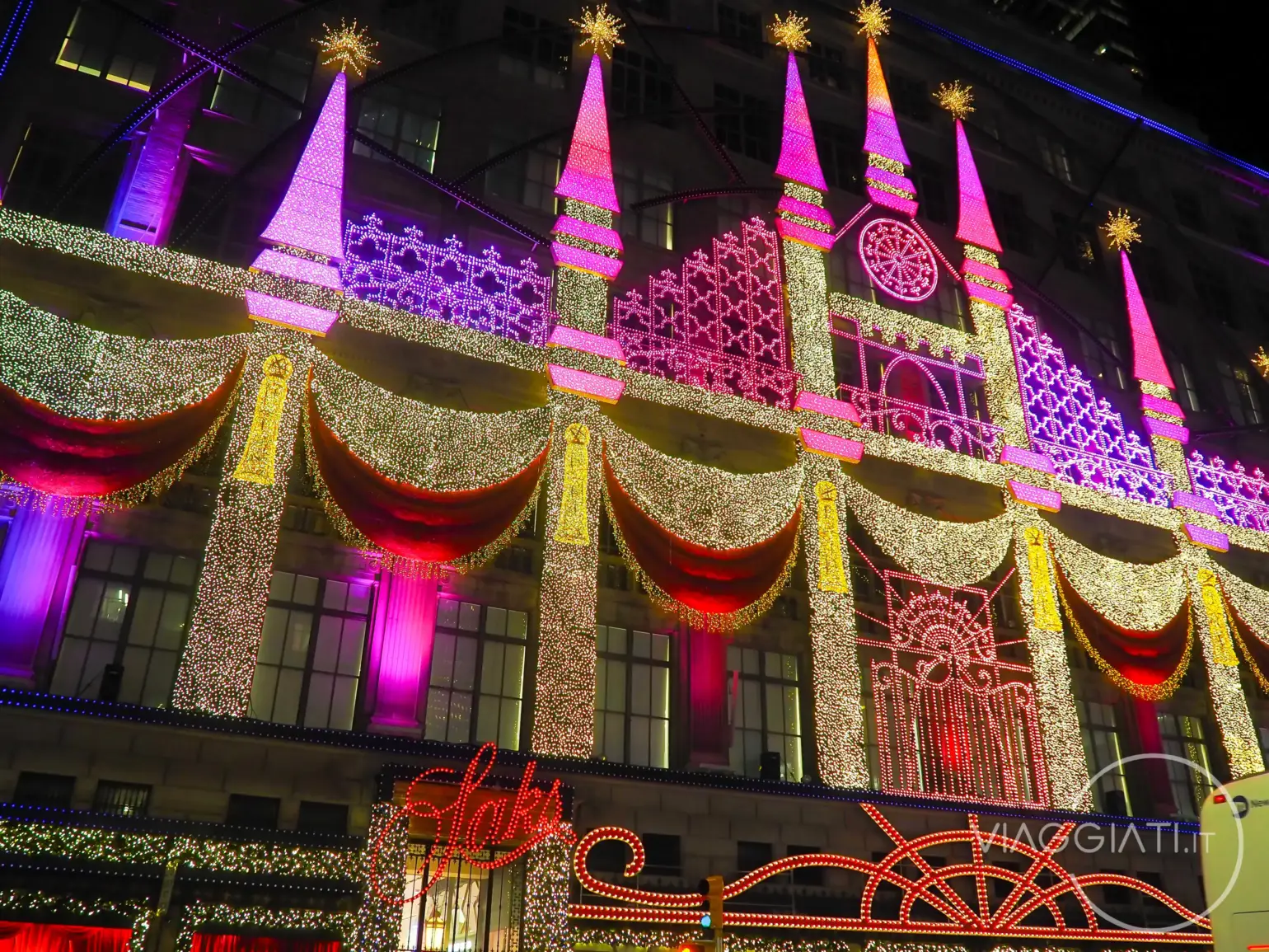 Illuminazione ai grandi magazzini Saks | New York a Natale