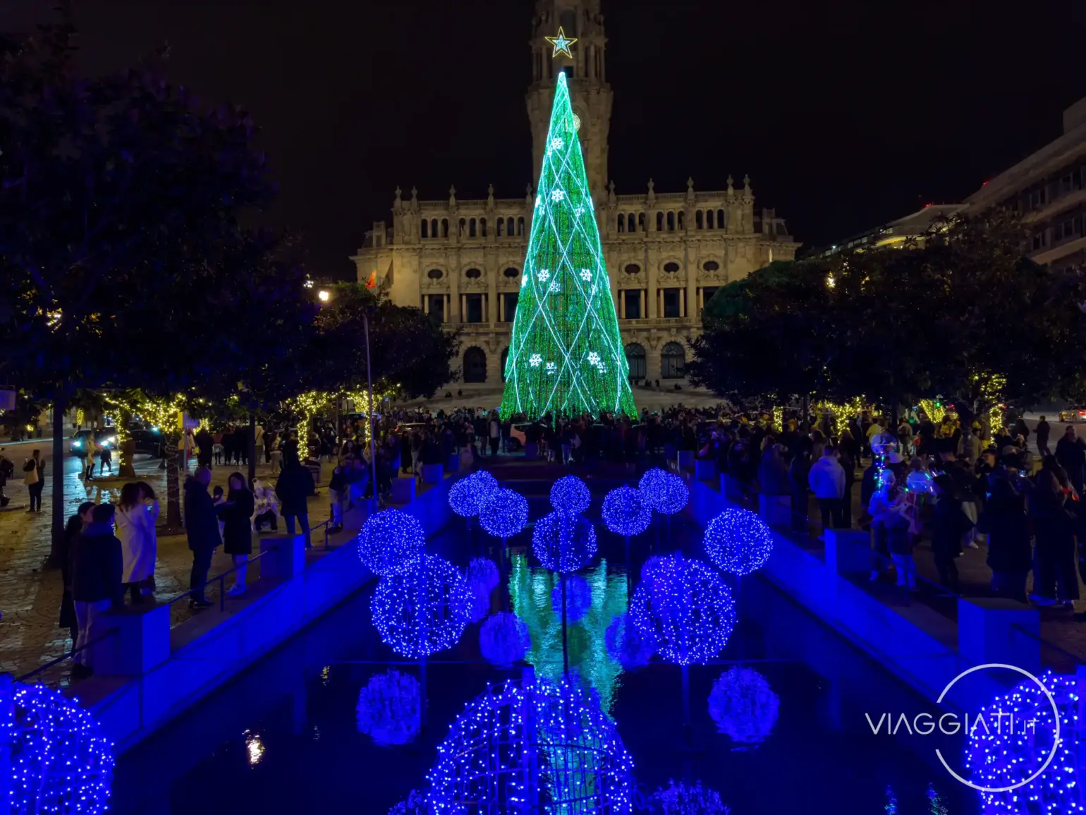 Decorazioni natalizie davanti al Municipio di Porto
