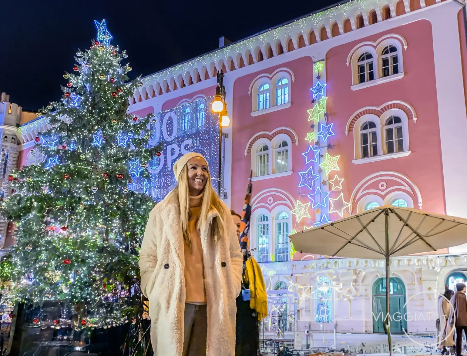 Mercatino di Natale all’ingresso del centro commerciale Palladium