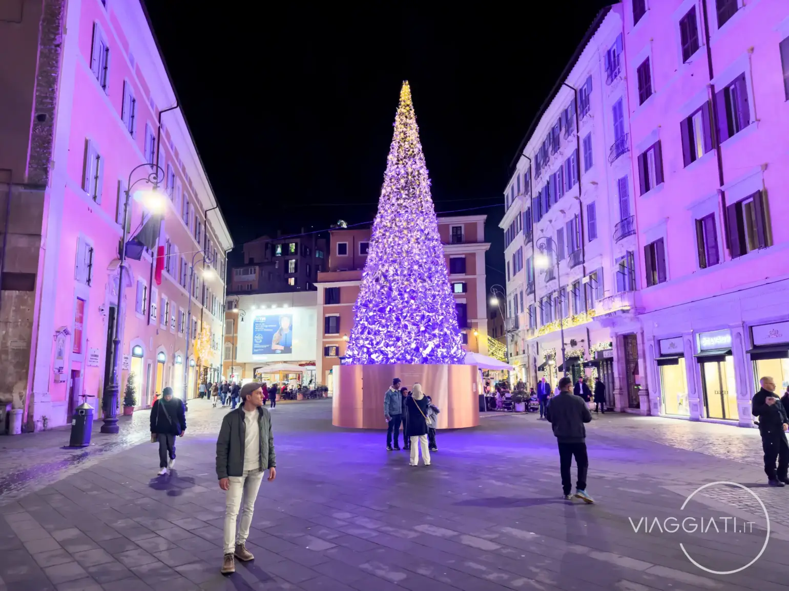 Albero di Natale in Piazza San Lorenzo in Lucina, accanto a Via del Corso