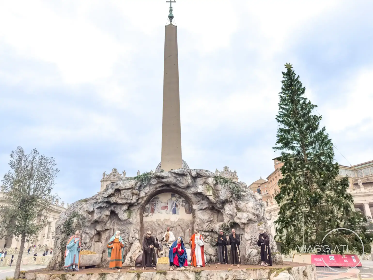Presepe a grandezza naturale in Piazza San Pietro | Roma a Natale