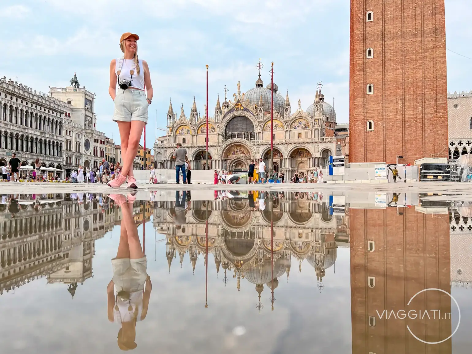 Piazza San Marco con acqua alta e Basilica di San Marco sullo sfondo