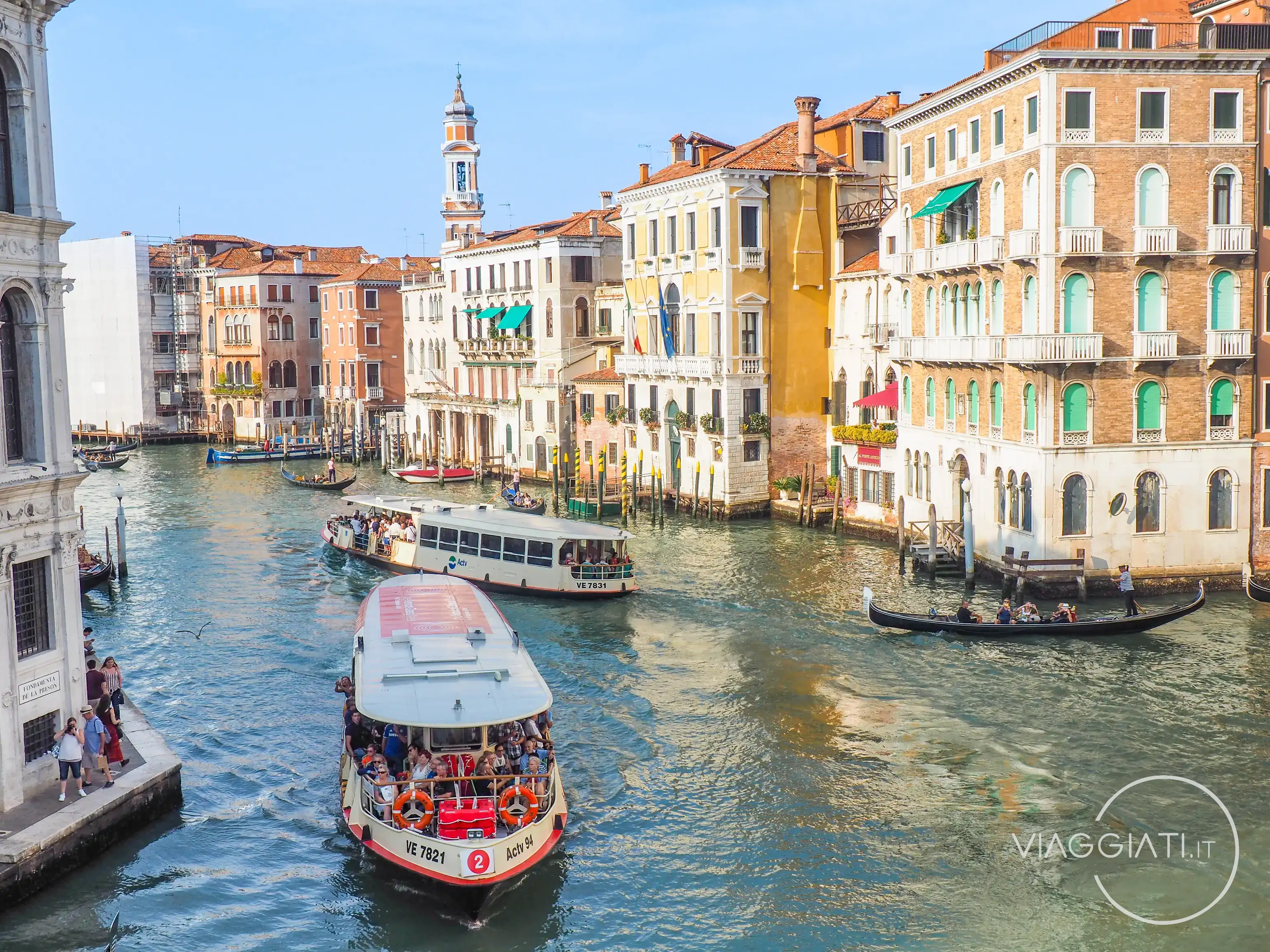 Vaporetto sul Canal Grande di Venezia