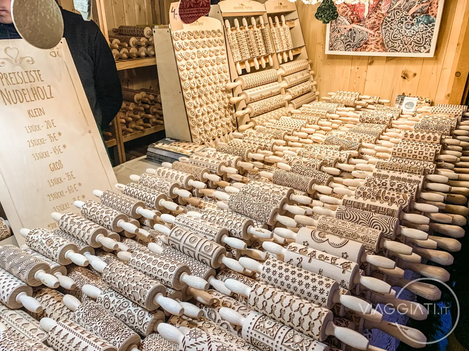 Stand di artigiani nel mercatino di Natale dei vicoli di Spittelberg